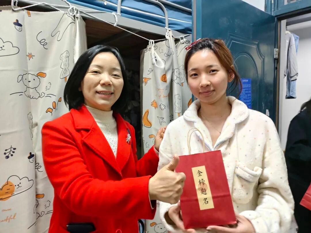 温情暖“研”途，关怀助梦行——英国威廉集团官网为考研学子赠送暖心礼物